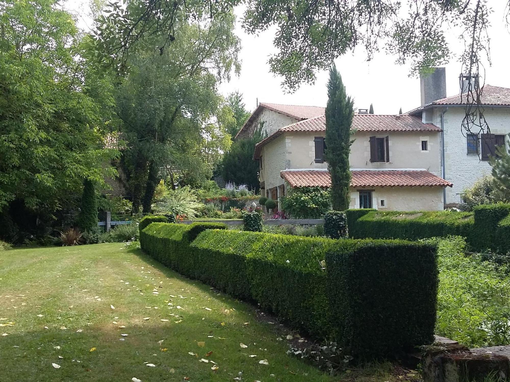 Отель Moulin Rouhaud Montboyer Экстерьер фото