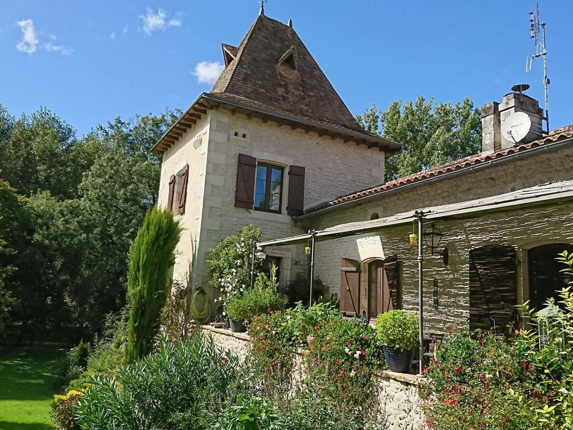 Отель Moulin Rouhaud Montboyer Экстерьер фото